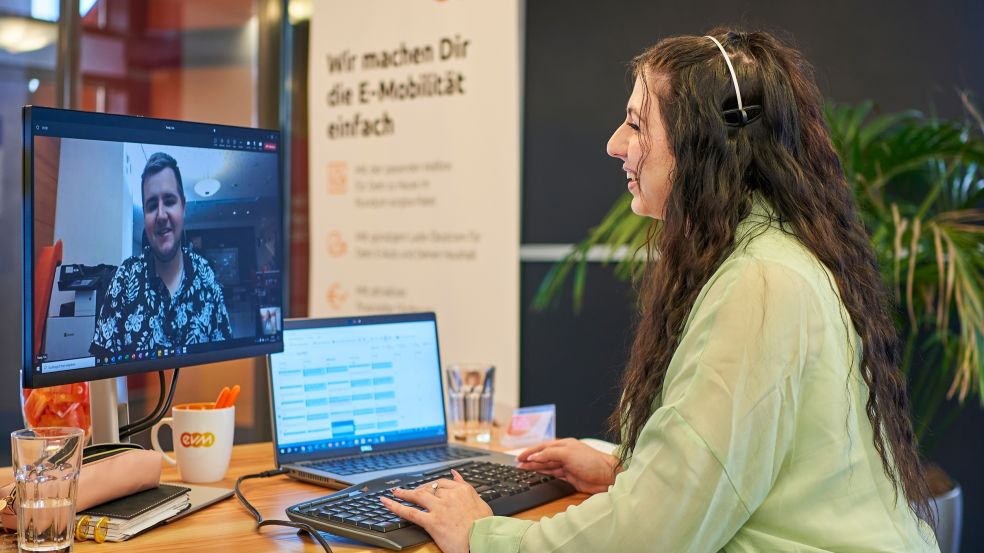 Selin sitzt am Schreibtisch und und unterhält sich mit einem Kollegen online via Teams.