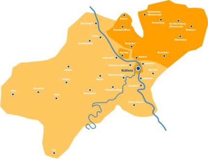 Eine Karte zeigt eine Region um Koblenz herum, mit vielen Städtenamen: Altenkirchen, Bad Honnef, Trier, Emmelshausen. Die blaue Linie repräsentiert einen Fluss, der durch die Gegend fließt.