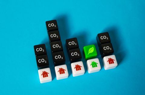 Autonomes Haus mit null CO₂-Emissionen. Das Haus nimmt mehr Treibhausgase auf, als es produziert. Ökologische Baustoffe, fortschrittliche Technologien für Effizienz und Autarkie.