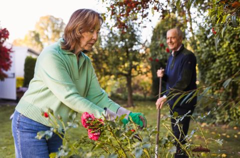 Sorgenfrei heizen im Ruhestand – Mit der Wärmepumpe von deiner evm in eine sichere Zukunft Die Elsenbergers in ihrem Garten