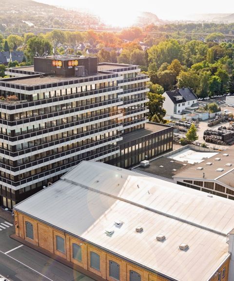 Himmelblick auf das evm-Gebäude in der Schützenstraße.