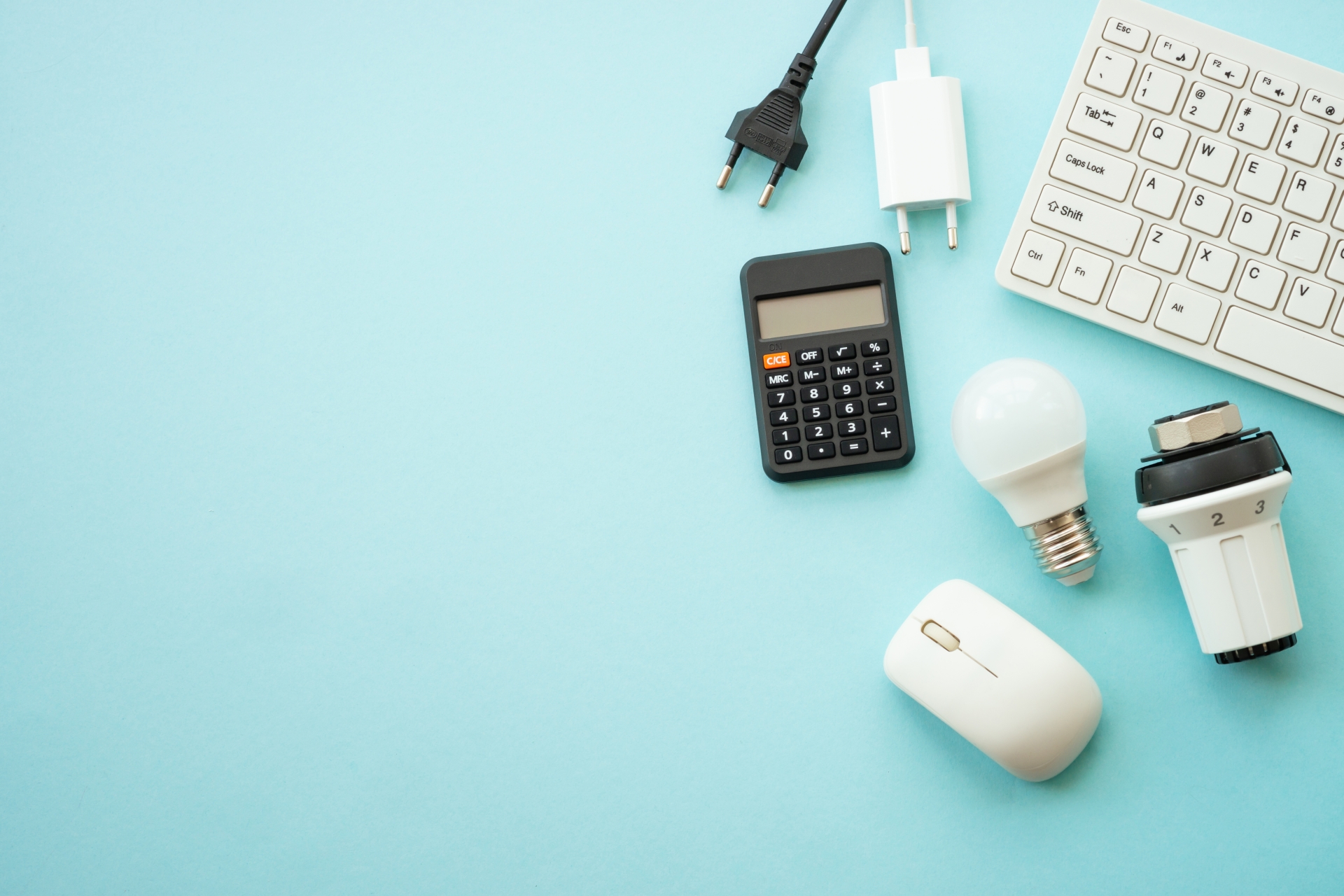 Zwischenbilanz 2025: Jetzt Energieeffizienz prüfen Utility payments. Electricity and heating savings. Led lamp, thermostat, calculator and laptop.