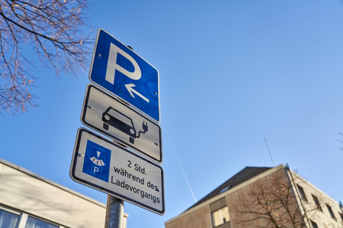 Ladestationen in Koblenz für Elektroautos Ein Parkplatzsymbol für Elektroautos