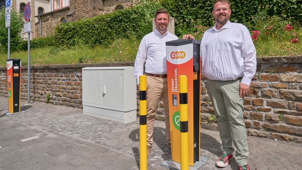 2024 wurden unsere öffentlichen Ladestationen über 60.000-mal genutzt – fast doppelt so oft wie im Vorjahr. Bendorfs Bürgermeister Christoph Mohr nahm gemeinsam mit Christopher Dold von der evm die neuen Ladesäulen am Kirchplatz in Bendorf in Betrieb