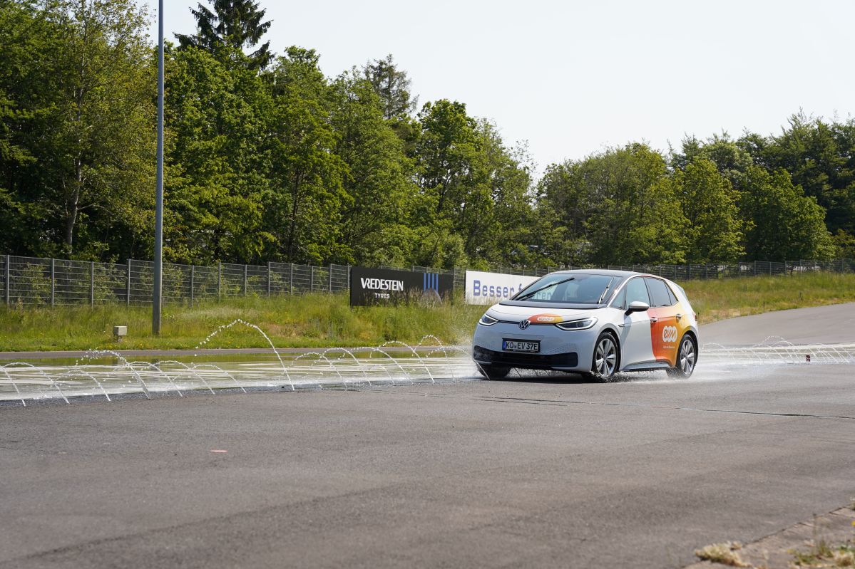 Ein evm Auto fährt auf dem Nürburgring