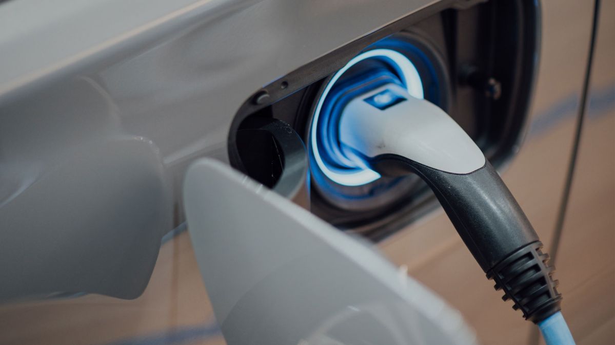 Ein E-Ladekabel steckt in einem E-Auto.