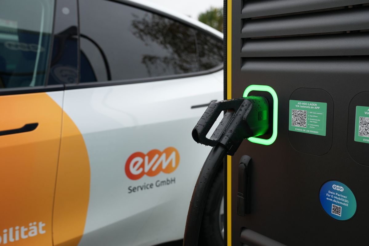 Neue Ladestationen in der Region Eine Ladestation im Close-Up. Im Hintergrund ist ein Auto der evm-Gruppe zu erkennen.