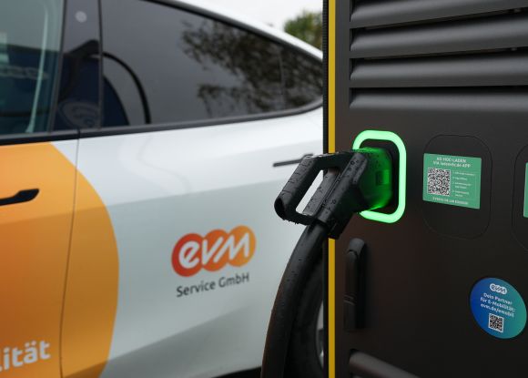 Neue Ladestationen in der Region Eine Ladestation im Close-Up. Im Hintergrund ist ein Auto der evm-Gruppe zu erkennen.