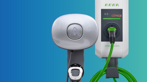 Zwei verschiedene Wallboxen sind auf einem blauen Farbverlauf abgebildet.