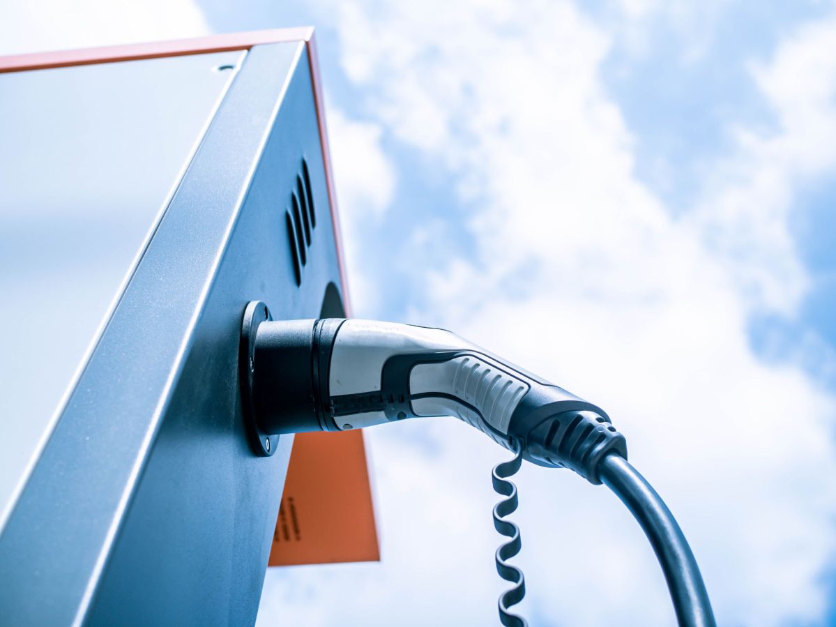 Ladeinfrastruktur für gewerbliche Flotten Eine E-Ladestation im Close-Up