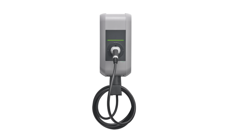 Eine graue Wallbox mit schwarzem Kabel