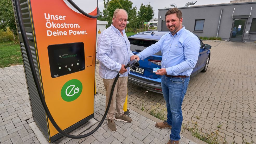 Insgesamt 208 öffentliche Ladesäulen betreiben wir im nördlichen Rheinland-Pfalz Wilfried Hoefer, Geschäftsführer der Bäckerei Hoefer, und Christopher Dold von der evm feuen sich über die neue Schnellladesäule in Polch