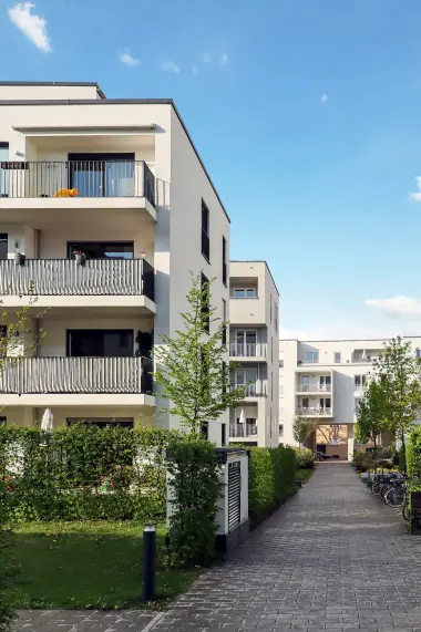 Ein Quartier mit mehreren mehrstöckigen Wohnungen in eine urbanen Umgebung.