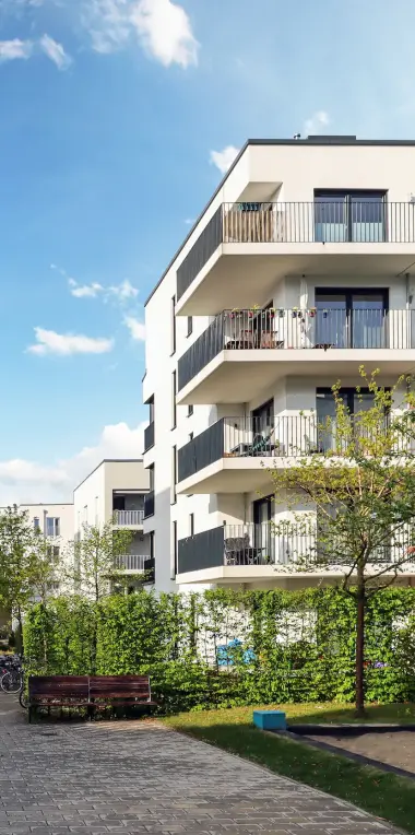 Ein Quartier mit mehreren mehrstöckigen Wohnungen in eine urbanen Umgebung.