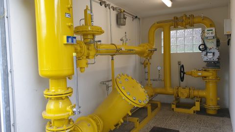 Eine Gas-Druckregelanlage mit gelben Rohren.
