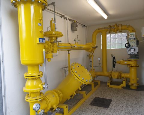Eine Gas-Druckregelanlage mit gelben Rohren.