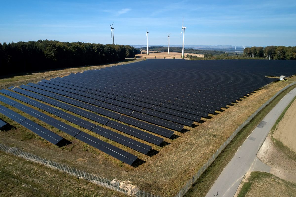 EVM Solarpark Mastershausen Himmelblick auf einen Solarpark in einer begrünten Umgebung und blauem Himmel mit weißen Wolken.