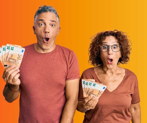 Ein Mann und eine Frau halten mehrere Geldscheine in der Hand und schauen sehr überrascht. Sie stehen vor einem orangenen Hintergrund.