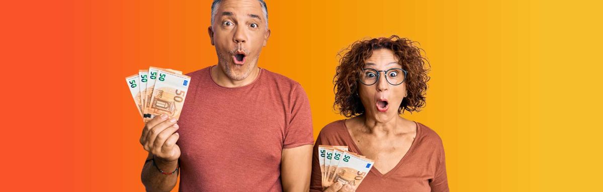 Ein Mann und eine Frau halten mehrere Geldscheine in der Hand und schauen sehr überrascht. Sie stehen vor einem orangenen Hintergrund.