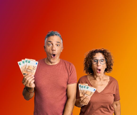 Ein Mann und eine Frau halten mehrere Geldscheine in der Hand und schauen sehr überrascht. Sie stehen vor einem orangenen Hintergrund.