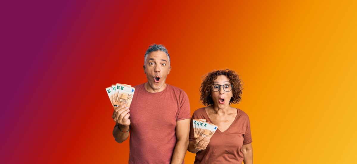 Ein Mann und eine Frau halten mehrere Geldscheine in der Hand und schauen sehr überrascht. Sie stehen vor einem orangenen Hintergrund.