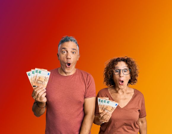 Ein Mann und eine Frau halten mehrere Geldscheine in der Hand und schauen sehr überrascht. Sie stehen vor einem orangenen Hintergrund.