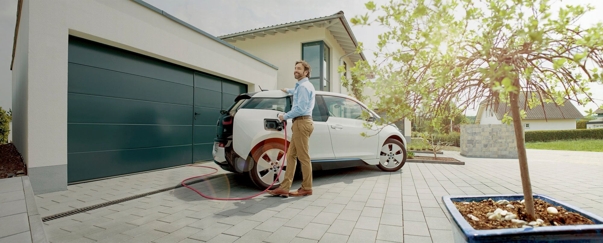 Mann vor Elektroauto Mann vor Elektroauto