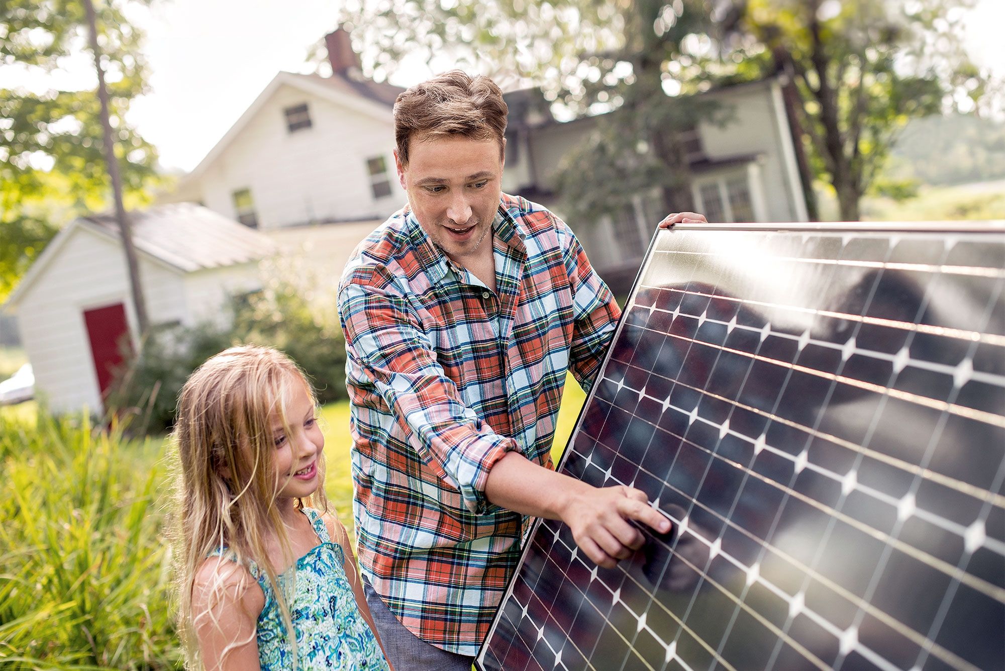 Mann erklärt Solaranlage Mann erklärt Solaranlage
