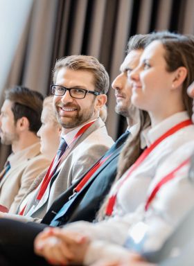 Mann lächelt in Besprechung