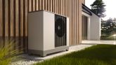 Wärmepumpe evm Wärmepumpe steht vor einem Haus im Garten