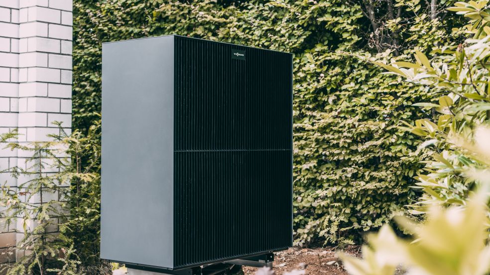 Einbau Wärmepumpe und PV Kunde Suwelack Das Außenelement einer Wärmepumpe vor dem Haus der Suwelacks