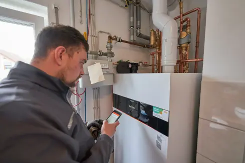 evm Techniker bei der Installation der Heizung evm Techniker baut Heizung ein