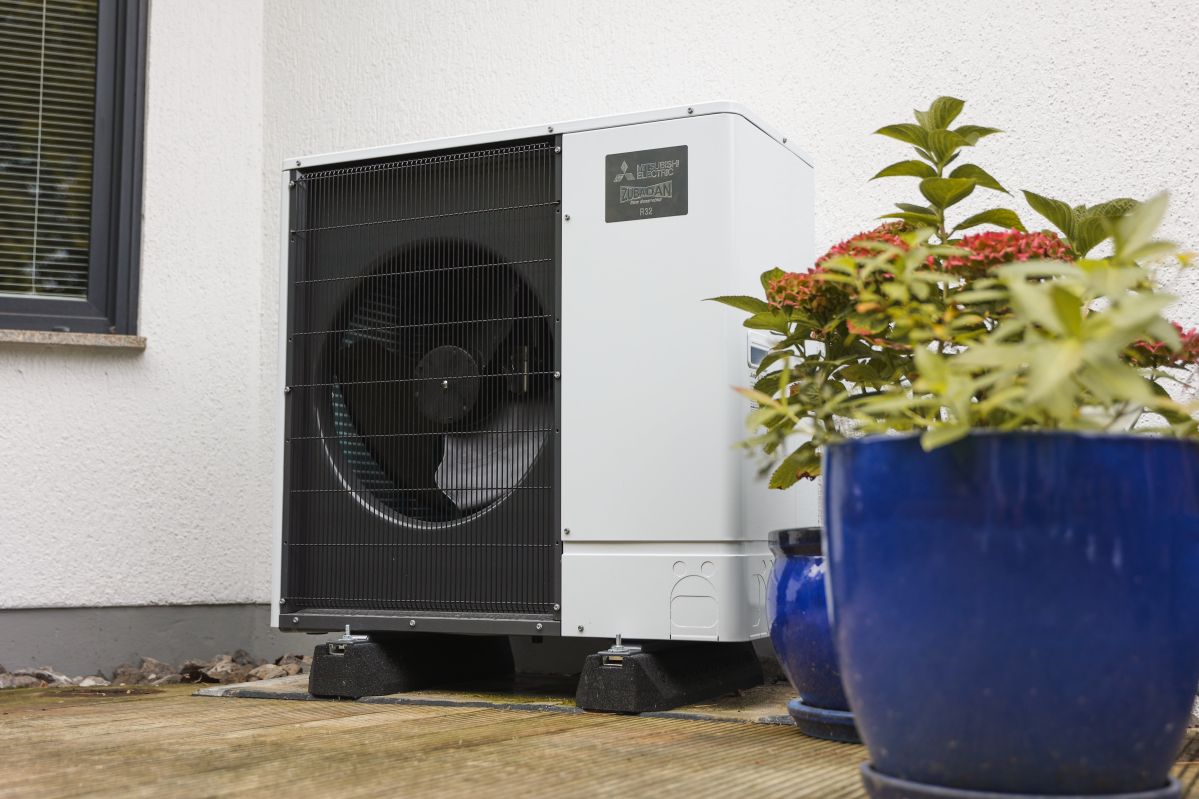 Das Außenelement einer Wärmepumpe im Close-Up.