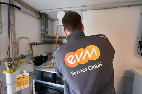 Ein Monteur der evms bei der Arbeit Ein Monteur der evms bei der Arbeit