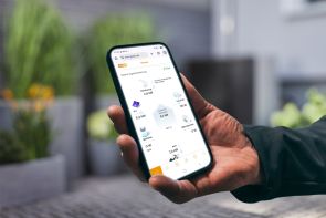 Eine Person hält ein Smartphone in der Hand und betrachtet in der evm⁺ App die aktuelle Energieübersicht mit Angaben zu Stromerzeugung, Verbrauch und Speicherstatus.