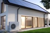 Einfach Modelhaus mit sichtbarer PV-Anlage und Wärmepumpe