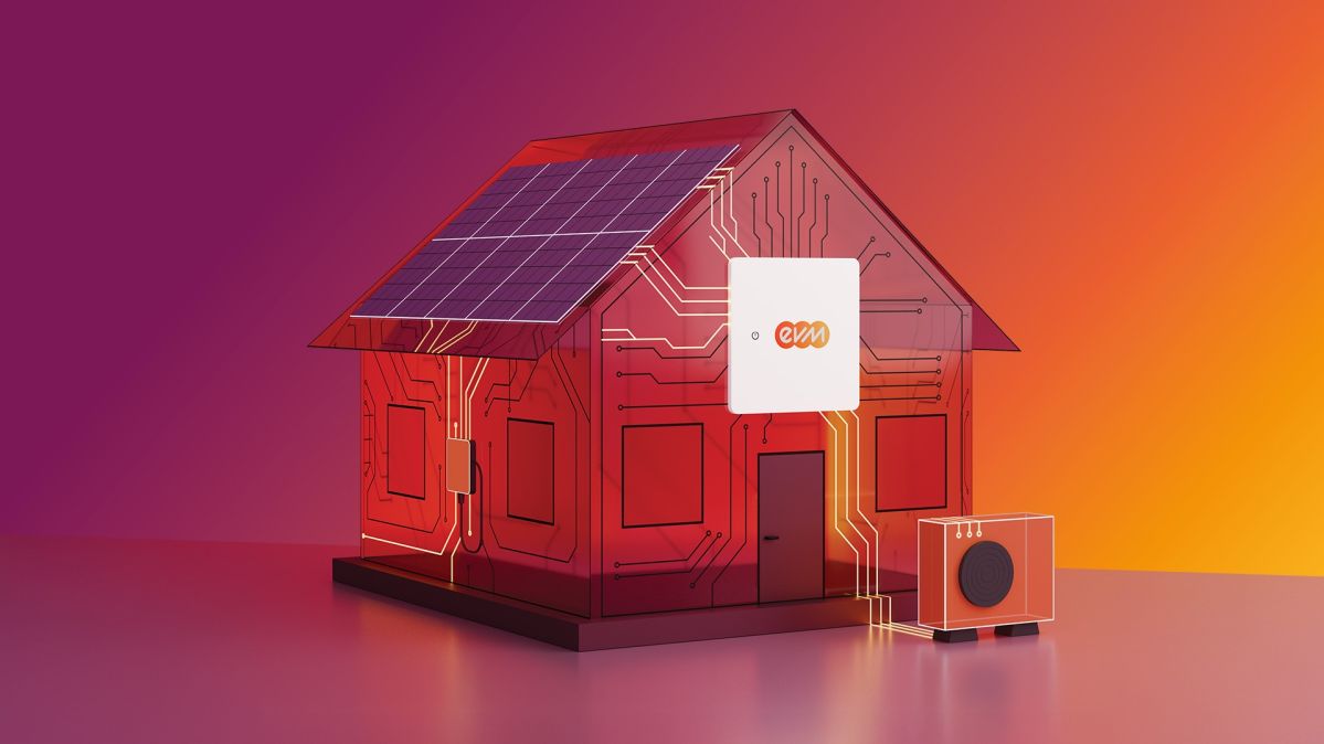Ein stilisiertes Modellhaus mit Solarpanelen auf dem Dach steht auf einer glatten Fläche vor einem Farbverlauf aus Pink, Rot und Orange. Am Haus ist ein kleines Gerät mit dem evm‑Logo angebracht, daneben steht eine kompakte Wärmepumpeneinheit.