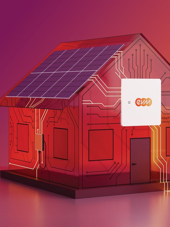 Ein stilisiertes Modellhaus mit Solarpanelen auf dem Dach steht auf einer glatten Fläche vor einem Farbverlauf aus Pink, Rot und Orange. Am Haus ist ein kleines Gerät mit dem evm‑Logo angebracht, daneben steht eine kompakte Wärmepumpeneinheit.