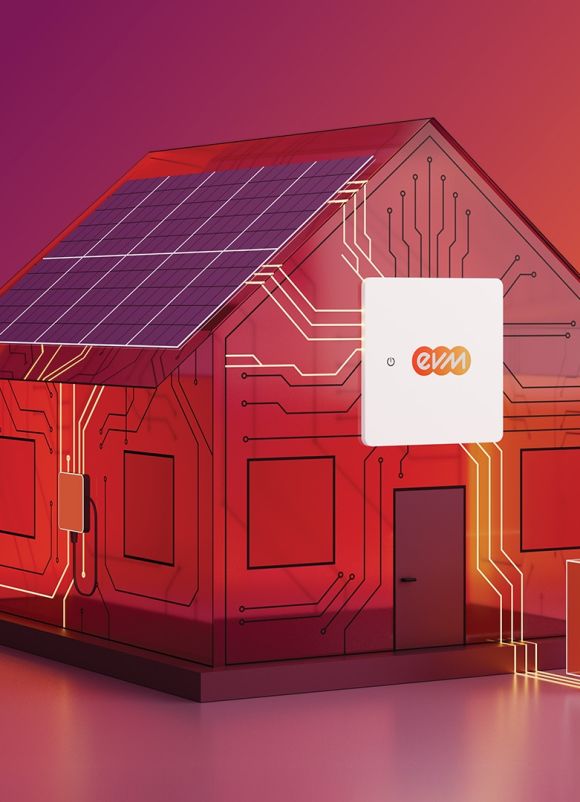 Ein stilisiertes Modellhaus mit Solarpanelen auf dem Dach steht auf einer glatten Fläche vor einem Farbverlauf aus Pink, Rot und Orange. Am Haus ist ein kleines Gerät mit dem evm‑Logo angebracht, daneben steht eine kompakte Wärmepumpeneinheit.