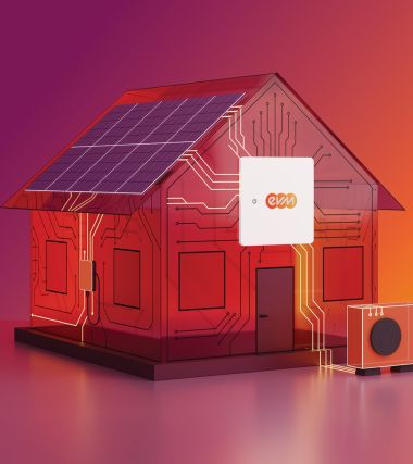 Ein stilisiertes Modellhaus mit Solarpanelen auf dem Dach steht auf einer glatten Fläche vor einem Farbverlauf aus Pink, Rot und Orange. Am Haus ist ein kleines Gerät mit dem evm‑Logo angebracht, daneben steht eine kompakte Wärmepumpeneinheit.