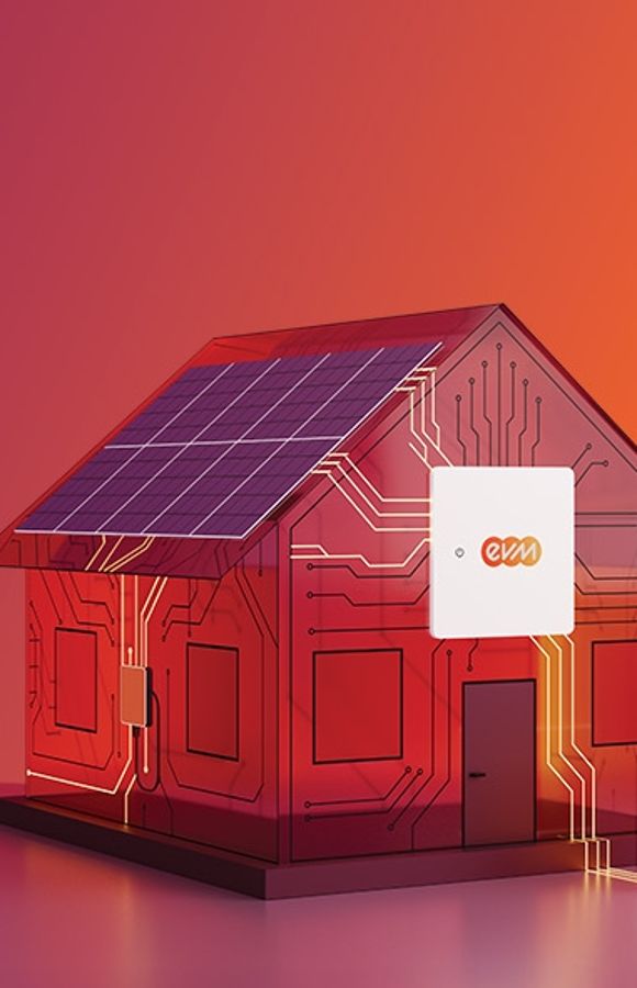 Ein stilisiertes Modellhaus mit Solarpanelen auf dem Dach steht auf einer glatten Fläche vor einem Farbverlauf aus Pink, Rot und Orange. Am Haus ist ein kleines Gerät mit dem evm‑Logo angebracht, daneben steht eine kompakte Wärmepumpeneinheit.
