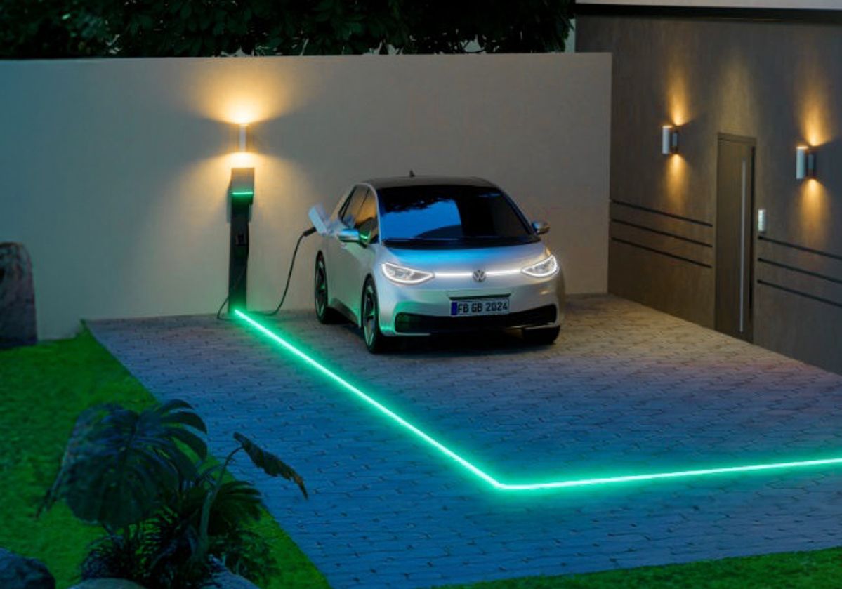 Energiehaus evm Haus bei Nacht mit eingezeichneten leuchtenden Energieflüssen