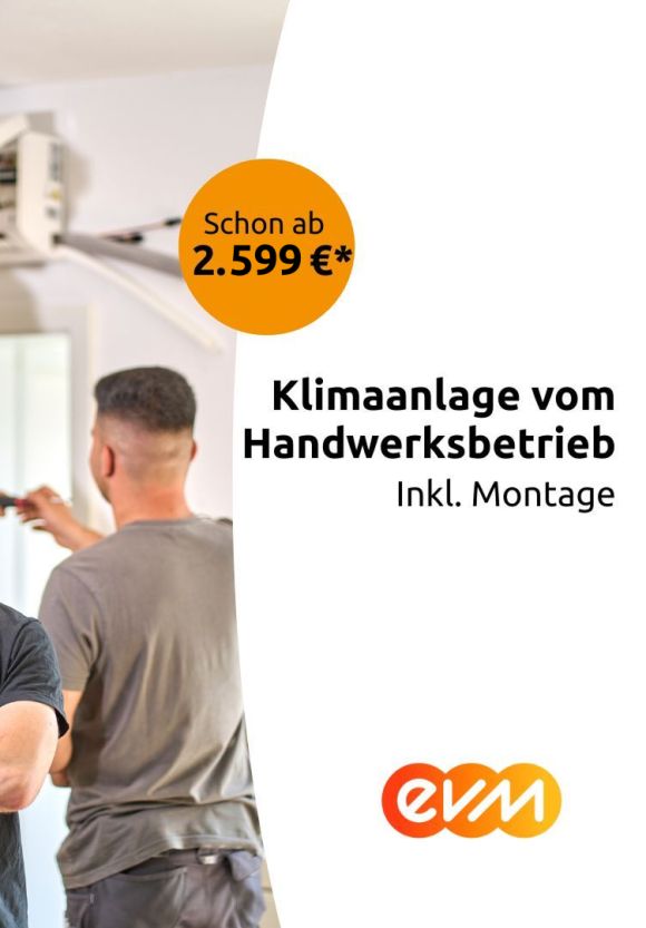 Klimaanlage Ein Mann in evm T-Shirt hat die Arme verschränkt und lächelt freundlich. Hinter ihm sind zwei Arbeiter zu erkennen die eine Klimaanlage montieren. Daneben Text "Klimaanlage vom Handwerksbetrieb inklusive Montage" und "schon ab 2300€".