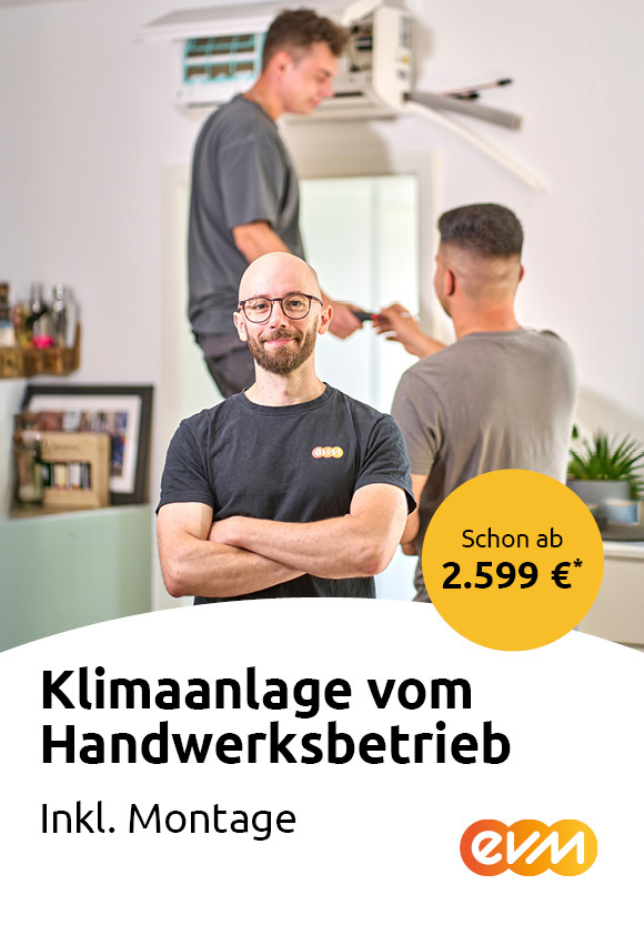 Klimaanlage Ein Mann in evm T-Shirt hat die Arme verschränkt und lächelt freundlich. Hinter ihm sind zwei Arbeiter zu erkennen die eine Klimaanlage montieren. Daneben Text "Klimaanlage vom Handwerksbetrieb inklusive Montage" und "schon ab 2300€".