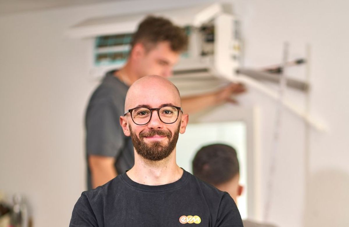 Experte Hauke Fuchs. Die evm Service GmbH montiert im Hintergrund die Klimaanlage