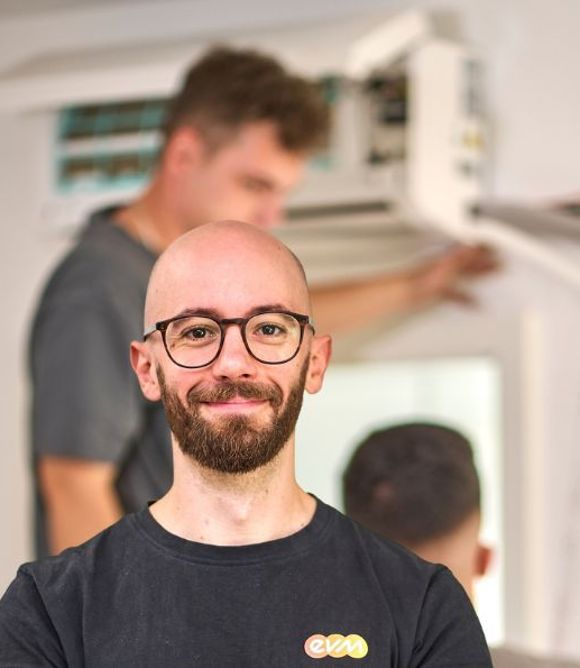 Angenehm durch den Sommer – mit deiner Klimaanlage von der evm Experte Hauke Fuchs. Die evm Service GmbH montiert im Hintergrund die Klimaanlage
