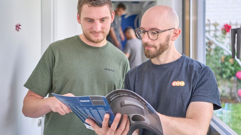 Oliver Schmidten im Beratungsgespräch mit einem Experten der evm