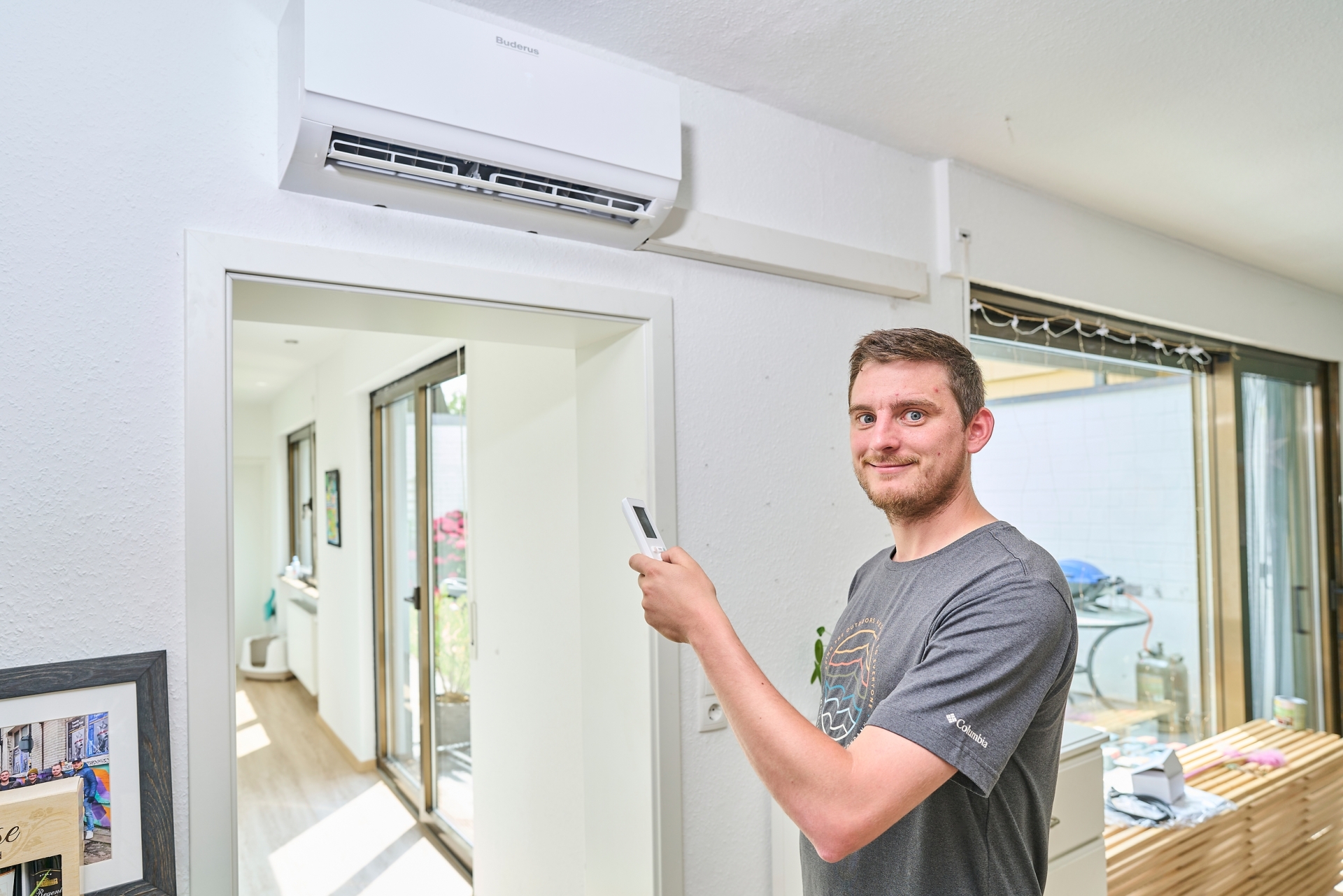 Klimaanlage der evm: Mehr Lebensqualität und Energieeffizienz für dein Zuhause Oliver Schmidtgen steht vor seiner fertigen Klimaanlage