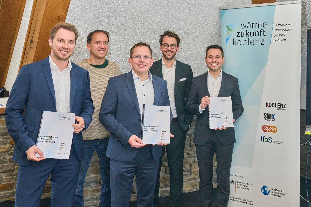 Kommunaler Wärmeplan & Klimaneutralität Die Vertreter der evm, Stadtwerke Koblenz und der Ifas mit dem Abschlussbericht