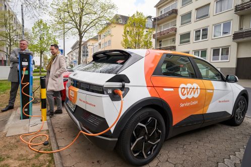 evm Ladepunkte für E-Autos in Koblenz Ein evm E-Auto lädt an einer evm Ladestation.
